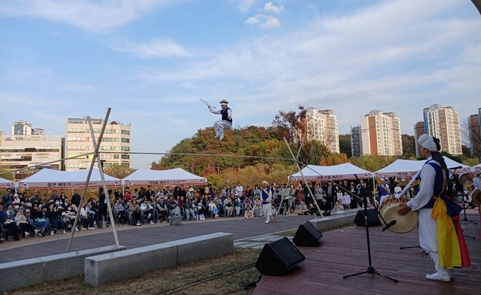 오산시 고인돌공원에서 11월9일 오후12시에 개최된 ‘오산, 제1회 재인청축제’ 모습 (사진=재인청축제추진위원회 제공)