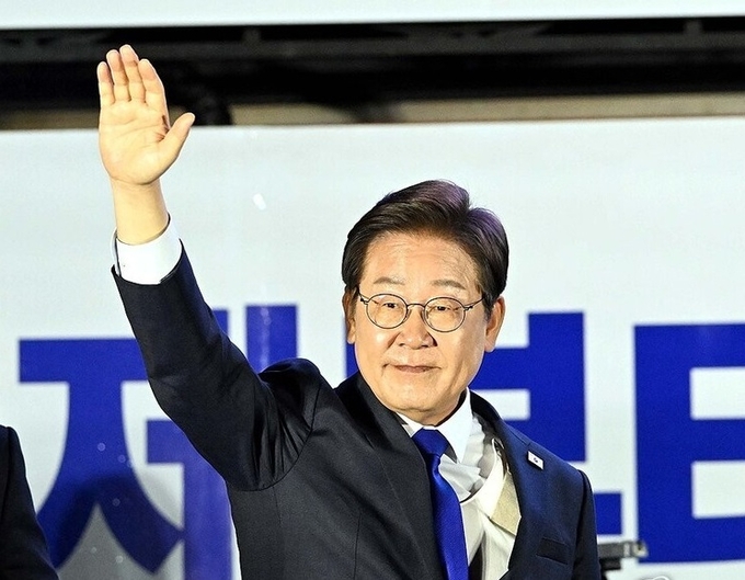 6월 4일 새벽, 제21대 대통령 선거에서 당선이 확정된 이재명 대통령 당선자가 환호하는 시민들을 향해 화답하는 모습. (사진출처=온라인 커뮤니티 캡처)