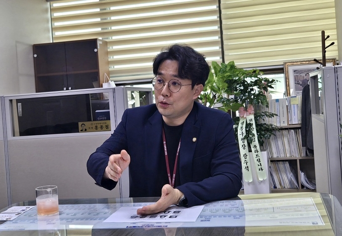 수원특례시의회 최원용 의회운영위원장(국민의힘 / 영통2·3·망포1·2) ⓒ뉴스라이트