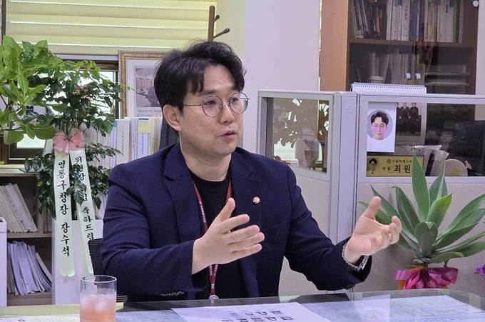 수원특례시의회 최원용 의회운영위원장(국민의힘 / 영통2·3·망포1·2) ⓒ뉴스라이트