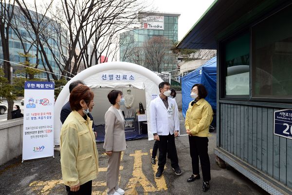 은수미 성남시장(맨오른쪽)은 31일 분당제생병원 선별진료소를 방문하여 의료진에게 대응 상황에 대한 설명을 듣고 있다.