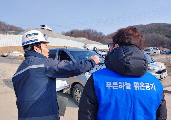 지난 2월 성남시 미세먼지 민간감시원들이 분당구 대장지구 공사 현장의 비산먼지 발생 감시활동을 하고 있다.