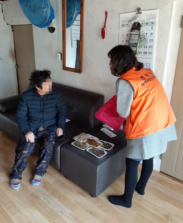 평택시 현덕면 지역사회보장협의체, 코로나바이러스 예방을 위해 휴관한 경로당 어르신 반찬 지원