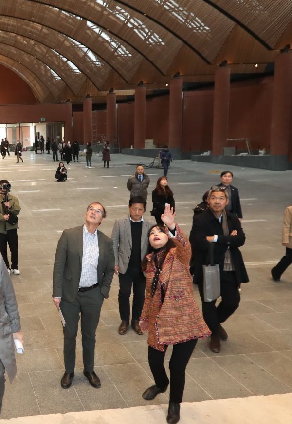 남양성모성지를 방문해 대성당을 살펴보고 있는 베리 버그돌 교수