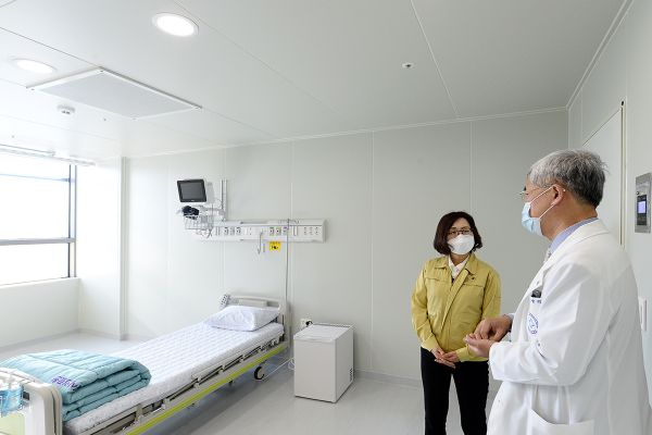 은수미 성남시장(좌측)이 이중의 성남시의료원장과 음압병동을 둘러보고 있다. ⓒ뉴스라이트