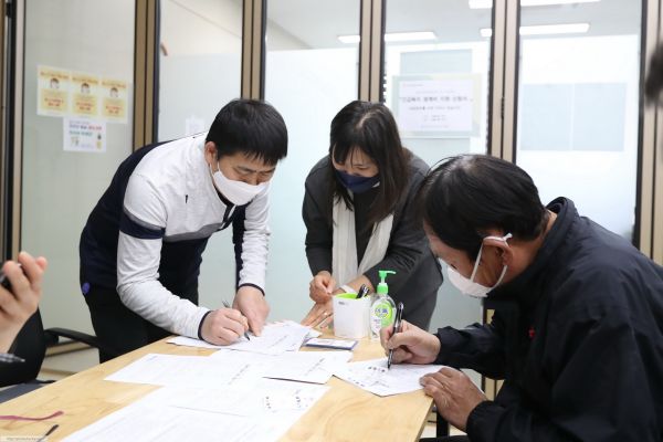 발안상인연합회가 재난생계수당을 일괄 접수받고 있는 모습 ⓒ뉴스라이트