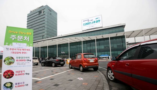 백군기 시장, 드라이브 스루 마켓서 농산물 판매 지원 ⓒ뉴스라이트