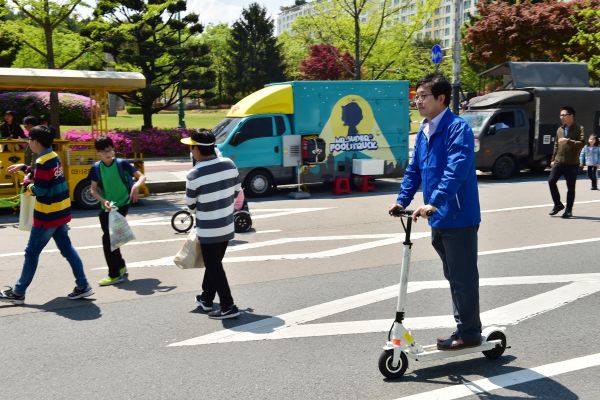 차 없는 날 행사에서 전동킥보드를 타고 있는 염태영 수원시장