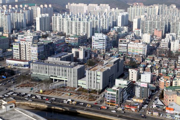 용인시가 ‘소상공인 돕자’ 는 취지로 교통유발부담금 30%를 감면한다. 용인시청 전경 ⓒ뉴스라이트