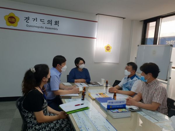교육기획위원회 최경자 도의원이 사립학교(경민학원) 급식실 현대화사업 보조결정 관련 정담회를 열었다. ⓒ뉴스라이트
