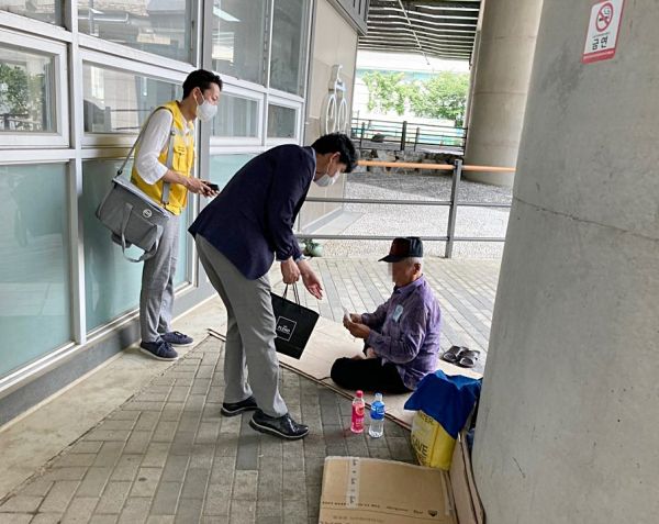 수원시 직원이 수원역 일원에서 ‘코로나19 예방 캠페인’을 벌이고 있다. ⓒ뉴스라이트