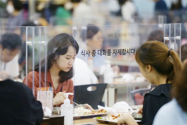'사회적거리두기 2단계' 조치로 달라진 의왕시청 구내식당 이용모습 ⓒ뉴스라이트
