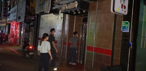 코로나19 재확산에 따른 방역조치 강화로 6일까지 음식업소 집중 지도점검에 나선 안양시 공무원들 ⓒ뉴스라이트
