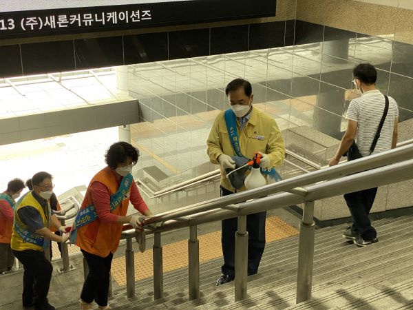평택시가 코로나19 지역사회 확산차단을 위한 다중이용시설 ‘일제 방역의 날’ 캠페인을 대대적으로 전개하고 있다. ⓒ뉴스라이트