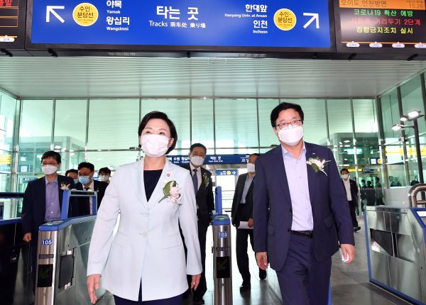 염태영 시장(오른쪽)과 김현미 국토교통부 장관이 사리역을 둘러보고 있다. ⓒ뉴스라이트