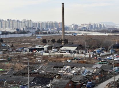 수원시 권선구 고색동에 남아 있는 옛 벽돌공장 영신연와 굴뚝과 사택 전경
