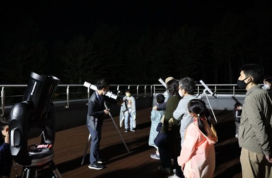 시민들이 국립백두대간수목원에서 천체망원경을 활용해 별자리를 관측하고 있다.