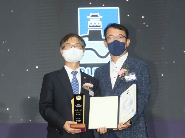 조청식 수원시 제1부시장(오른쪽)이 최우수상을 받고, 이정식 고용노동부 장관과 함께하고 있다.