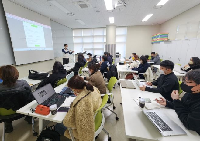 지난 12일, 14~15일 3일간 하남 미사도서관에서 진행된 ‘하남시 쇼핑몰창업 온라인 홍보 마케팅 전략 3차 교육’에 참석한 참가자들이 온라인 스토어 창업 및 마케팅전략 수립 방안에 대해 교육받고 있다.