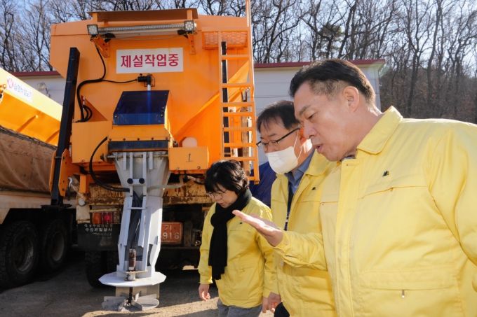 이재준 수원특례시장이 지난해 12월 팔달구 제설자재 창고를 점검하고 있다.