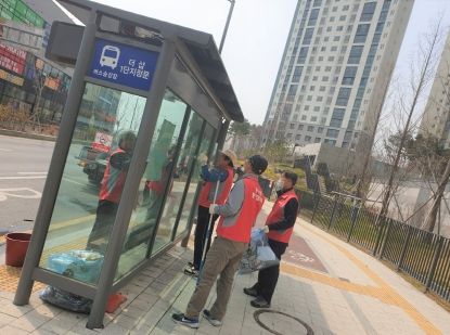 동삭동 버스 승강장 물청소 등 새봄맞이 환경정화 활동