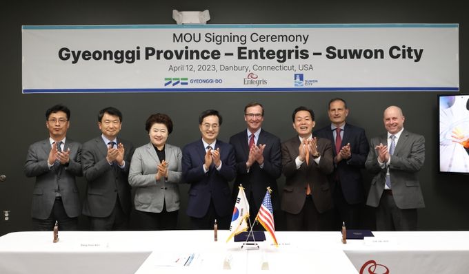 현지시간 12일 오후 미국 코네티컷주에서 김동연 경기도지사와 이재준 수원시장이 베르트랑 로이(Bertrand Loy) 인테그리스 CEO와 투자협약 식을 갖고 기념촬영을 하고 있다.