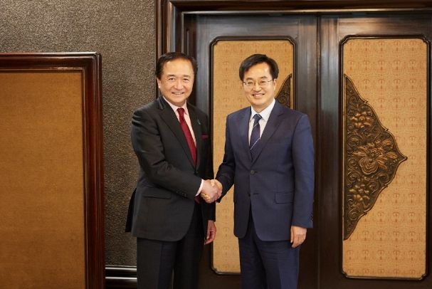 京畿道のキム・ドンヨン知事は神奈川県知事に「政治情勢に関係なく、地方自治体間の協力を拡大しなければならない」と述べた。