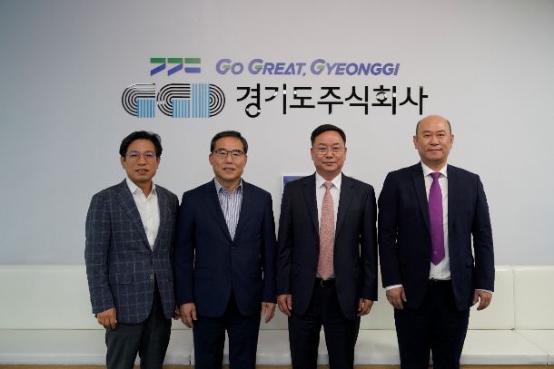 왼쪽부터 조영완 경기도주식회사 사업본부장,이승록 경기도주식회사 상임이사,박철남 롱마트그룹 회장,신기택 롱마트 대표