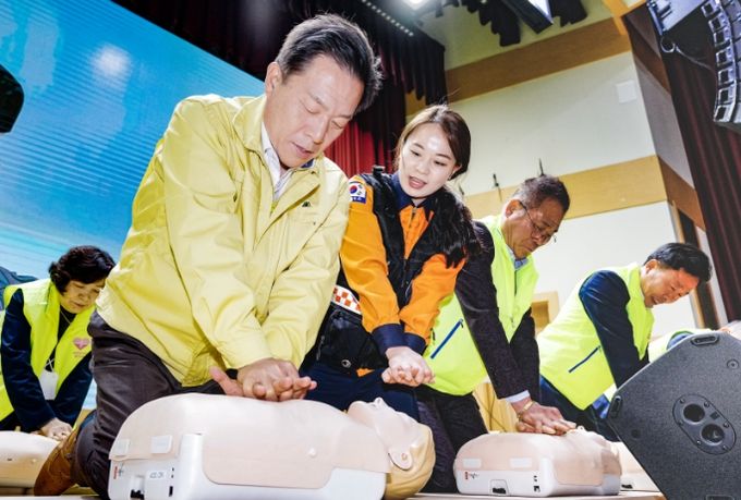 이재준 수원시장이 4월 26일 열린 새빛안전지킴이 첫 교육에 참여해 심폐소생술을 실습하고 있다.