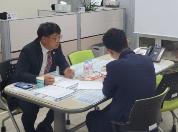 지역 현안에 대해 정책협의하는 김재훈 의원