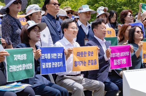 26일 오전 가평 자라섬에서 김동연 경기도지사, 서태원 가평군수, 가평군민들이 맞손토크 기념촬영을 하고 있다.