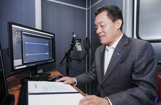 이재준 수원시장이 청렴방송을 녹음하고 있다.