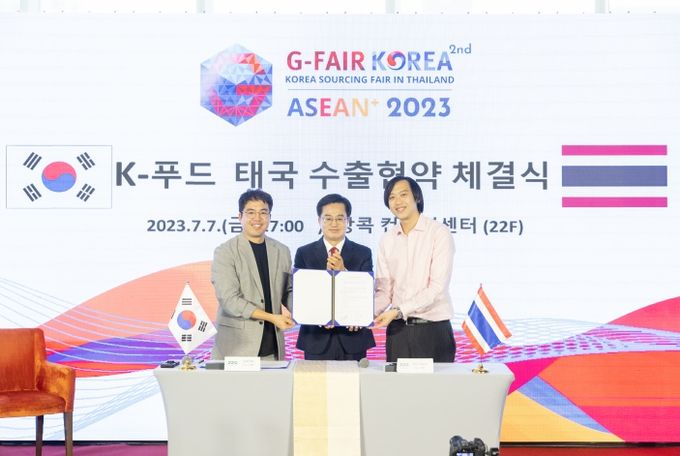 현지시간 7일 오후 태국을 방문한 김동연 경기도지사가 G-FAIR 아세안+ K-Food 태국 수출 협약식에 참석해 신희준 대표, 에까린 차얏낏파타나 대표와 기념촬영을 하고 있다.