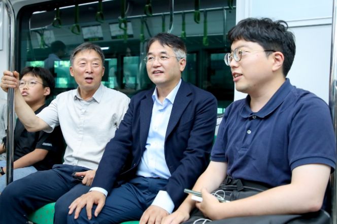 서해선 대곡~소사 이동승객들과 대화를 나누고 있는 이동환 고양시장