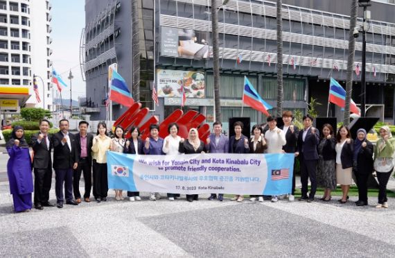 용인특례시 관광발전을 위한 의원연구단체 회원들과 코타키나발루시 관계자 등이 기념 촬영을 하고 있다.