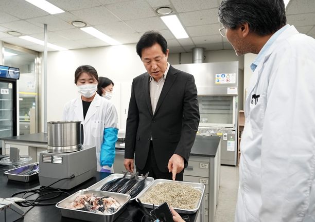 24일(목) 오후 서울시보건환경연구원을 찾은 오세훈 서울시장이 수산물 검사 및 시료 채취 과정을 살펴보고 있다.
