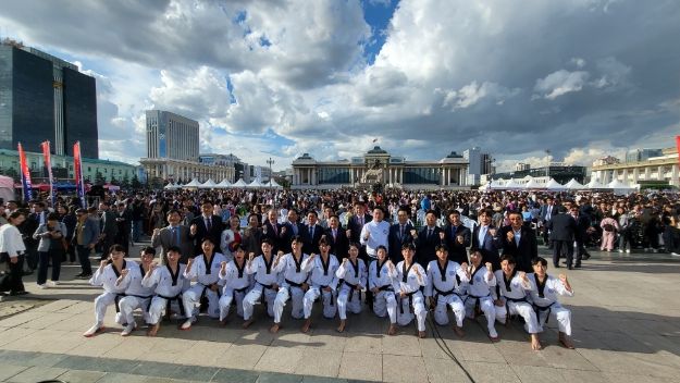 이동섭 국기원장을 비롯해 국기원 태권도시범단과 김종구 주 몽골대사 등 참석자들이 수흐바타르 광장에서 시범이 끝난 뒤 기념촬영을 했다.