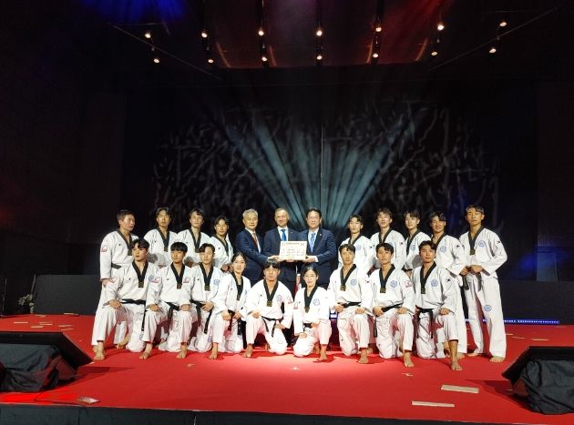 국기원 태권도시범단이 ‘폴란드 MSPO 2023’ 개막식에서 태권도의 진수를 선보였다. 이동섭 국기원장과 안제이 두다 대통령(뒷줄 가운데)을 비롯한 참석자들이 행사 후 기념사진을 촬영했다.
