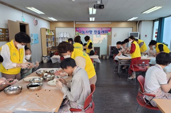 수원시 나눔사랑민들레봉사단이 에이블 장애인 직장 적응 훈련센터 훈련생들과 송편을 만들고 있다.