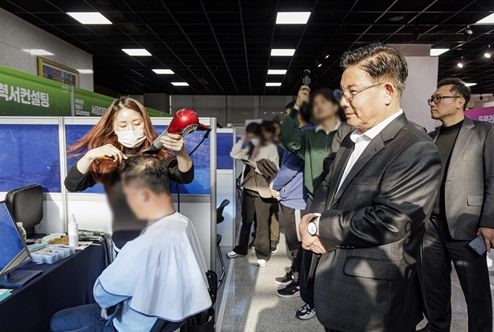 마포일자리박람회 현장을 찾은 박강수 마포구청장이 이미지 컨설팅 부스를 방문했다.