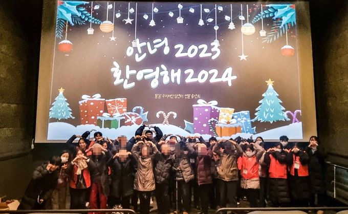 행사 참석자들이 단체 사진을 촬영하고 있다.