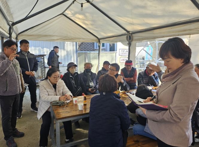 새빛민원실 베테랑팀장들이 하광교동 주민들과 이야기를 나누고 있다