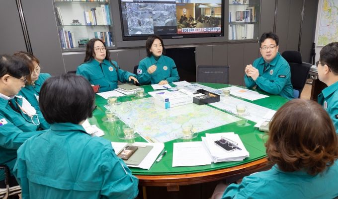 김현수 제1부시장(오른쪽)과 공직자들이 회의를 하고 있다.