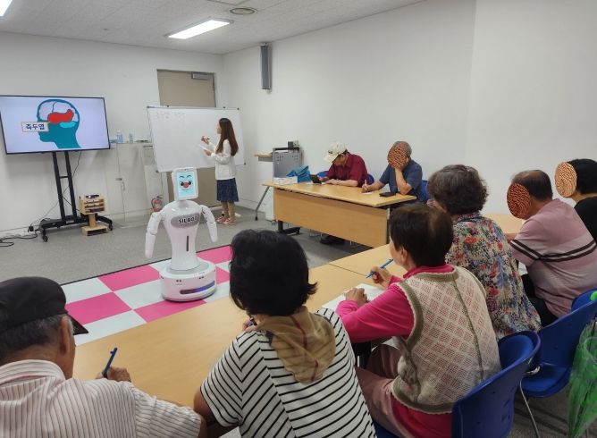 인공지능 로봇을 활용해 치매예방 프로그램을 운영 중인 처인구보건소