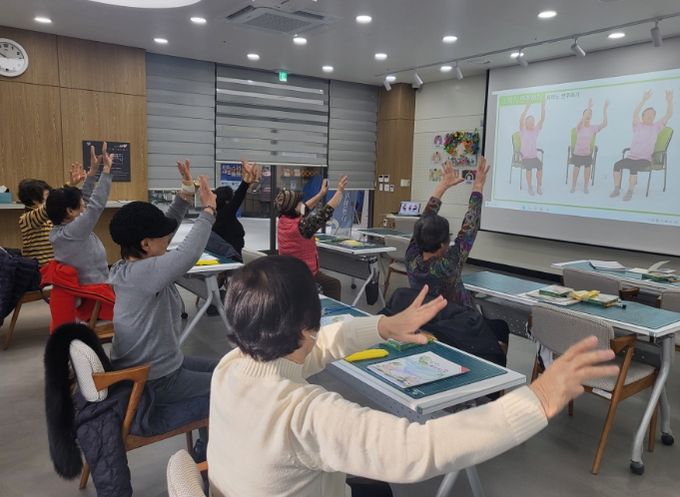 지동 건강백세지원센터에서 프로그램을 진행하고 있다.