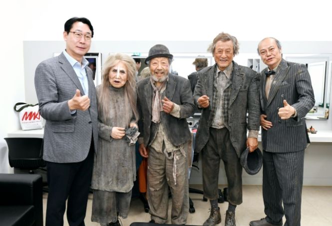 연극 ‘고도를 기다리며’ 공연 격려