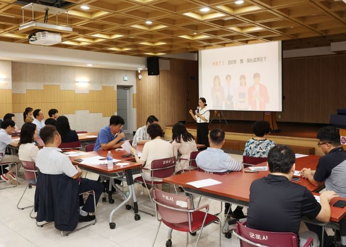 군포시의회는 22일 오후 군포시청 별관 회의실에서 의원과 직원 간 소통․협력을 위한 합동 워크숍을 개최했다.