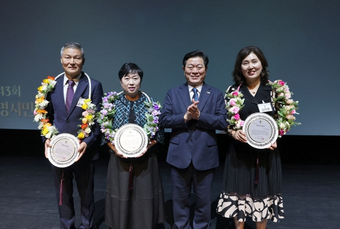 광명시가 광명시민의날 기념식을 개최했다. 사진은 광명시민대상 수상자와 박승원 광명시장. 왼쪽에서부터 김군채, 최미정, 박승원 광명시장, 김지영 님