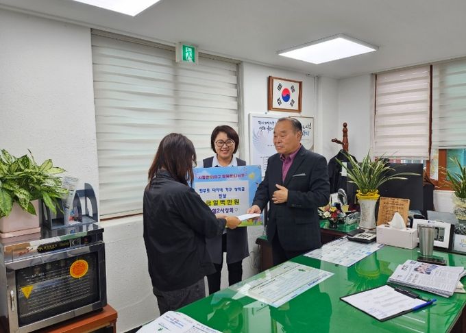 광명시 철산2동 철2사랑회는 지난 15일 동 행정복지센터에서 경제적 어려움을 겪고 있는 다자녀 한부모 가정에 장학금 100만 원을 전달했다.