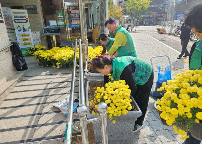 광명시 광명6동 새마을지도자협의회·부녀회는 지난 16일 시민과 함께하는 가을맞이 꽃심기 행사를 진행했다.